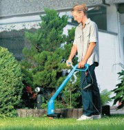 Podkaszarka jest bardzo wygodna w trudno dostępnych miejscach  (fot. Gardena)